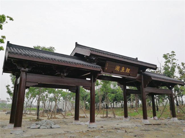 宜城市鯉魚(yú)湖濱湖景觀防腐木造型門樓